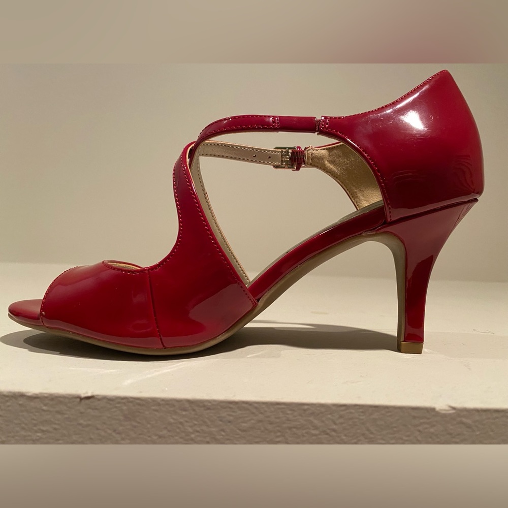 Red Bandolino Heels NWOT Size 6.5M